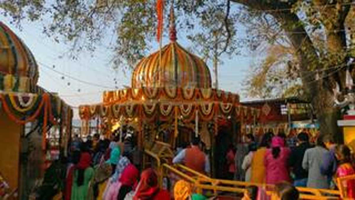 प्रयागराज : मनकामेश्वर महादेव मंदिर में उमड़ा आस्था का सैलाब, बम-बम भोले की गूंज